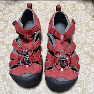 KEEN sandals Boys Size 5 Red And Black Anti Odor Anatomic Footbed